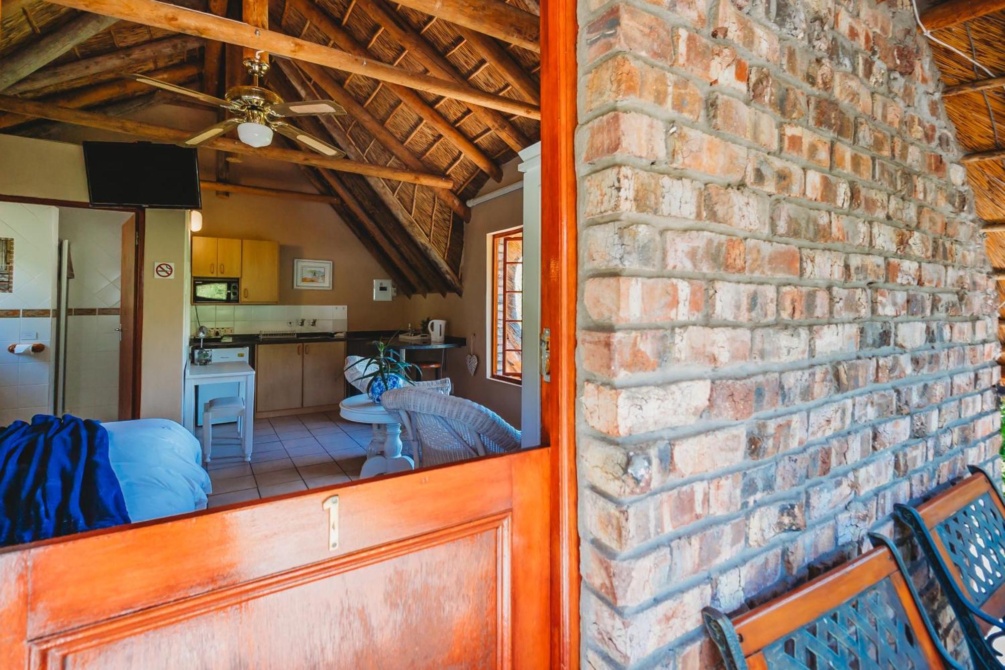 De Poort Country Lodge Oudtshoorn Room photo